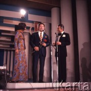 Czerwiec 1972, Zielona Góra, Polska.
Konferansjerzy Maria Wróblewska i Janusz Budzyński (z prawej) oraz juror Jewgienij Pticzkin.
Fot. Romuald Broniarek, zbiory Ośrodka KARTA.