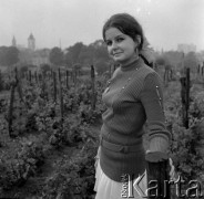 Czerwiec 1972, Zielona Góra, Polska.
Jedna z uczestniczek VIII Festiwalu Piosenki Radzieckiej w winnicy.
Fot. Romuald Broniarek, zbiory Ośrodka KARTA.