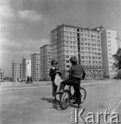 Czerwiec 1972, Zielona Góra, Polska.
Chłopcy z rowerem na jednym z nowych osiedli mieszkaniowych.
Fot. Romuald Broniarek, zbiory Ośrodka KARTA.