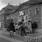 Czerwiec 1972, Zielona Góra, Polska.
Przechodnie przed stojakami reklamowymi na jednej z ulic Zielonej Góry w czasie VIII Festiwalu Piosenki Radzieckiej.
Fot. Romuald Broniarek, zbiory Ośrodka KARTA.