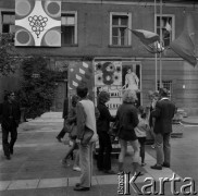 Czerwiec 1972, Zielona Góra, Polska.
Przechodnie przed stojakami reklamowymi na jednej z ulic Zielonej Góry w czasie VIII Festiwalu Piosenki Radzieckiej.
Fot. Romuald Broniarek, zbiory Ośrodka KARTA.