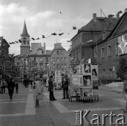 Czerwiec 1972, Zielona Góra, Polska.
Przechodnie przed stojakami reklamowymi na jednej z ulic Zielonej Góry w czasie VIII Festiwalu Piosenki Radzieckiej.
Fot. Romuald Broniarek, zbiory Ośrodka KARTA.