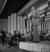 Czerwiec 1972, Zielona Góra, Polska.
Wiktor Zatwarski  w czasie występu na VIII Festiwalu Piosenki Radzieckiej.
Fot. Romuald Broniarek, zbiory Ośrodka KARTA.