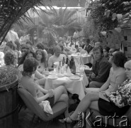 Czerwiec 1972, Zielona Góra, Polska. 
Spotkanie w Palmiarni w czasie VIII Festiwalu Piosenki Radzieckiej.
Fot. Romuald Broniarek, zbiory Ośrodka KARTA.