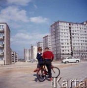 Czerwiec 1972, Zielona Góra, Polska.
Chłopcy z rowerem na jednym z osiedli mieszkaniowych w Zielonej Górze. W tle samochód Syrena. Zdjęcie zrobione podczas VIII Festiwalu Piosenki Radzieckiej.
Fot. Romuald Broniarek, zbiory Ośrodka KARTA.