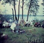 Czerwiec 1972, Zielona Góra, Polska.
Spotkanie przy ognisku nad jeziorem. Zdjęcie wykonane w czasie trwania VIII Festiwalu Piosenki Radzieckiej.
Fot. Romuald Broniarek, zbiory Ośrodka KARTA.