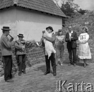 Czerwiec 1972,  Zielona Góra, Polska.
Występ ludowego zespołu instrumentalistów. Impreza towarzysząca IX Festiwalowi Piosenki Radzieckiej.
Fot. Romuald Broniarek, zbiory Ośrodka KARTA