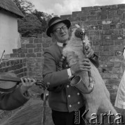 Czerwiec 1972,  Zielona Góra, Polska.
Solista - dudziarz z ludowego zespołu instrumentalistów. Impreza towarzysząca IX Festiwalowi Piosenki Radzieckiej.
Fot. Romuald Broniarek, zbiory Ośrodka KARTA