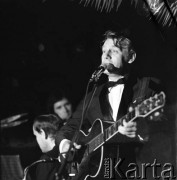 Czerwiec 1972,  Zielona Góra, Polska.
Jerzy Michotek w czasie występu w Palmiarni. Impreza towarzysząca VIII Festiwalowi Piosenki Radzieckiej.
Fot. Romuald Broniarek, zbiory Ośrodka KARTA
