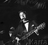 Czerwiec 1972,  Zielona Góra, Polska.
Jerzy Michotek w czasie występu w Palmiarni. Impreza towarzysząca VIII Festiwalowi Piosenki Radzieckiej.
Fot. Romuald Broniarek, zbiory Ośrodka KARTA