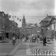 Czerwiec 1972,  Zielona Góra, Polska.
Jedna z ulic miasta udekorowana reklamami dotyczącymi VIII Festiwalu Piosenki Radzieckiej.
Fot. Romuald Broniarek, zbiory Ośrodka KARTA