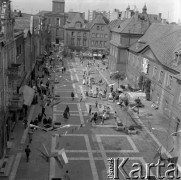 Czerwiec 1972,  Zielona Góra, Polska.
Jedna z ulic miasta udekorowana reklamami dotyczącymi VIII Festiwalu Piosenki Radzieckiej.
Fot. Romuald Broniarek, zbiory Ośrodka KARTA