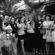 Czerwiec 1973, Zielona Góra, Polska.
Laureaci nagród i wyróżnień IX Festiwalu Piosenki Radzieckiej na spotkaniu w Palmiarni. 5. z prawej Grażyna Łobaszewska.
Fot. Romuald Broniarek, zbiory Ośrodka KARTA