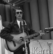 Czerwiec 1972, Zielona Góra, Polska.
Jeden z uczestników VIII Festiwalu Piosenki Radzieckiej w czasie występu.
Fot. Romuald Broniarek, zbiory Ośrodka KARTA