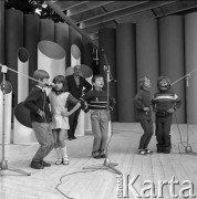 Czerwiec 1973, Zielona Góra, Polska.
Zespół dziecięcy w czasie prób przed występem na IX Festiwalu Piosenki Radzieckiej.
Fot. Romuald Broniarek, zbiory Ośrodka KARTA