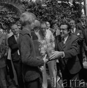 Czerwiec 1973, Zielona Góra, Polska.
Michał Bajor odbiera nagrodę dziennikarzy na IX Festiwalu Piosenki Radzieckiej.
Fot. Romuald Broniarek, zbiory Ośrodka KARTA