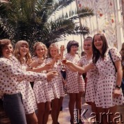 Czerwiec 1973, Zielona Góra, Polska.
Zespół licealistek z Mrozów, laureatki jednej z nagród na IX Festiwalu Piosenki Radzieckiej.
Fot. Romuald Broniarek, zbiory Ośrodka KARTA