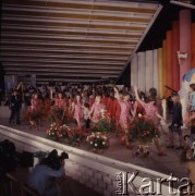 Czerwiec 1973, Zielona Góra, Polska.
Uczestnicy IX Festiwalu Piosenki Radzieckiej na scenie po koncercie finałowym.
Fot. Romuald Broniarek, zbiory Ośrodka KARTA