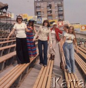 Prawdopodobnie czerwiec 1977, Zielona Góra, Polska.
Grupa kobiet na widowni amfiteatru, 3. z lewej Urszula Kasprzak (Urszula). Zdjęcie zrobione w czasie trwania XIII Festiwalu Piosenki Radzieckiej. W tle widoczne reklamy zakładów produkcyjnych.
Fot. Romuald Broniarek, zbiory Ośrodka KARTA