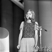 Czerwiec 1973, Zielona Góra, Polska.
Małgorzata Warchoł, jedna z laureatek IX Festiwalu Piosenki Radzieckiej.
Fot. Romuald Broniarek, zbiory Ośrodka KARTA