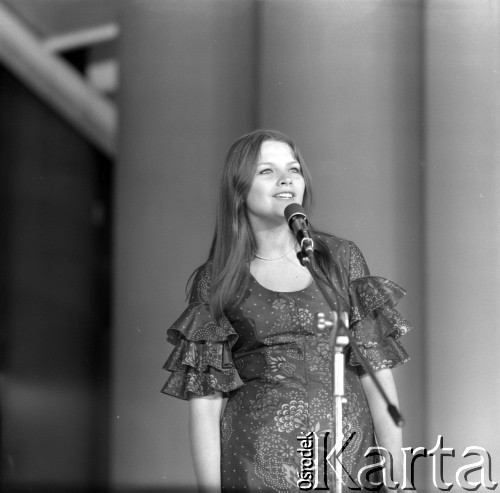Czerwiec 1973, Zielona Góra, Polska.
Jedna z uczestniczek IX Festiwalu Piosenki Radzieckiej.
Fot. Romuald Broniarek, zbiory Ośrodka KARTA