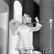 Czerwiec 1973, Zielona Góra, Polska.
Jedna z uczestniczek IX Festiwalu Piosenki Radzieckiej w czasie występu.
Fot. Romuald Broniarek, zbiory Ośrodka KARTA