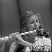 Czerwiec 1973, Zielona Góra, Polska.
Teresa Skomra - jedna z laureatek IX Festiwalu Piosenki Radzieckiej w czasie występu.
Fot. Romuald Broniarek, zbiory Ośrodka KARTA