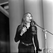 Czerwiec 1973, Zielona Góra, Polska.
Teresa Skomra - jedna z laureatek IX Festiwalu Piosenki Radzieckiej w czasie występu.
Fot. Romuald Broniarek, zbiory Ośrodka KARTA