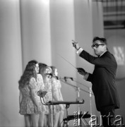 Czerwiec 1973, Zielona Góra, Polska.
Dyrygent Henryk Debich z zespołem wokalnym w czasie koncertu na IX Festiwalu Piosenki Radzieckiej.
Fot. Romuald Broniarek, zbiory Ośrodka KARTA