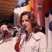 Czerwiec 1973, Zielona Góra, Polska.
Jedna z uczestniczek IX Festiwalu Piosenki Radzieckiej w czasie próby.
Fot. Romuald Broniarek, zbiory Ośrodka KARTA
