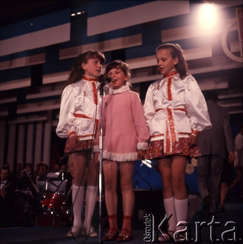 Czerwiec 1973, Zielona Góra, Polska.
Dziecięcy zespół wokalny w czasie występu na IX Festiwalu Piosenki Radzieckiej.
Fot. Romuald Broniarek, zbiory Ośrodka KARTA