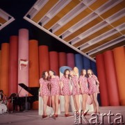 Czerwiec 1973, Zielona Góra, Polska.
Żeński zespół wokalny w czasie występu na IX Festiwalu Piosenki Radzieckiej.
Fot. Romuald Broniarek, zbiory Ośrodka KARTA