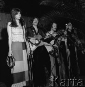 Czerwiec 1973, Zielona Góra, Polska.
Elżbieta Dmoch z zespołem Dwa Plus Jeden w czasie koncertu w Palmiarni. Impreza towarzysząca IX Festiwalowi Piosenki Radzieckiej.
For. Romuald Broniarek, zbiory Ośrodka KARTA.