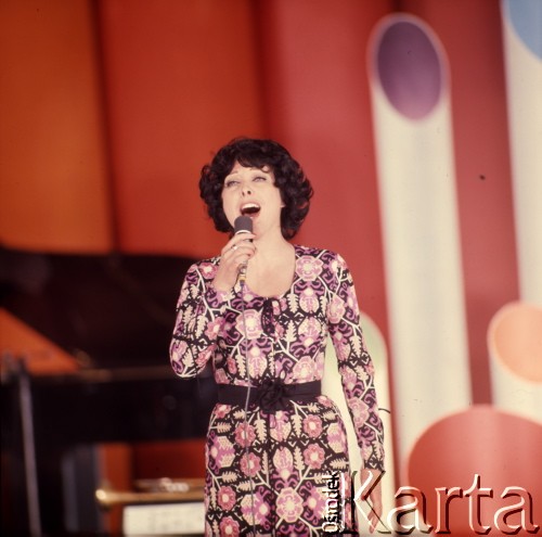 Czerwiec 1973, Zielona Góra, Polska.
Swietłana Riezanowa - piosenkarka z Moskwy w czasie koncertu na IX Festiwalu Piosenki Radzieckiej.
For. Romuald Broniarek, zbiory Ośrodka KARTA.