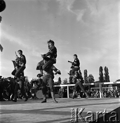 Czerwiec 1973, Mińsk Mazowiecki, Polska.
Występy Zespołu Północnej Grupy Armii Radzieckiej na terenie jednostki wojskowej w Mińsku Mazowieckim.
Fot. Romuald Broniarek, zbiory Ośrodka KARTA