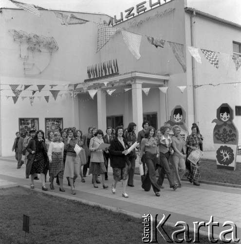 Kwiecień 1976, Inowrocław, Polska.
Uczestnicy eliminacji do XII Festiwalu Piosenki Radzieckiej na jednej z ulic Inowrocławia przed Muzeum im. Jana Kasprowicza.
Fot. Romuald Broniarek, zbiory Ośrodka KARTA