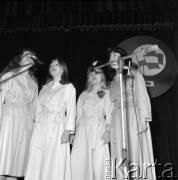 Kwiecień 1976, Inowrocław, Polska.
Żeński zespół wokalny w czasie eliminacji do XII Festiwalu Piosenki Radzieckiej.
Fot. Romuald Broniarek, zbiory Ośrodka KARTA