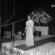Kwiecień 1976, Inowrocław, Polska.
Jedna z uczestniczek eliminacji do XII Festiwalu Piosenki Radzieckiej w czasie występu.
Fot. Romuald Broniarek, zbiory Ośrodka KARTA