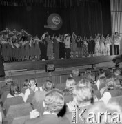 Kwiecień 1976, Inowrocław, Polska.
Koncert zespołowy uczestników eliminacji do XII Festiwal Piosenki Radzieckiej.
Fot. Romuald Broniarek, zbiory Ośrodka KARTA