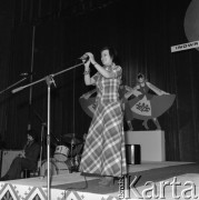 Kwiecień 1976, Inowrocław, Polska.
Jedna z uczestniczek eliminacji do XII Festiwalu Piosenki Radzieckiej w czasie występu.
Fot. Romuald Broniarek, zbiory Ośrodka KARTA
