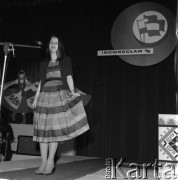 Kwiecień 1976, Inowrocław, Polska.
Jedna z uczestniczek eliminacji do XII Festiwalu Piosenki Radzieckiej w czasie występu.
Fot. Romuald Broniarek, zbiory Ośrodka KARTA