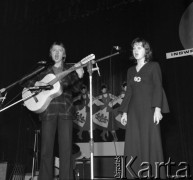 Kwiecień 1976, Inowrocław, Polska.
Duet wokalny w czasie eliminacji do XII Festiwalu Piosenki Radzieckiej.
Fot. Romuald Broniarek, zbiory Ośrodka KARTA