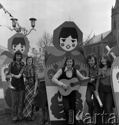 Kwiecień 1976, Inowrocław, Polska.
Zdjęcia plenerowe uczestników eliminacji do XII Festiwalu Piosenki Radzieckiej na jednej z ulic Inowrocławia.
Fot. Romuald Broniarek, zbiory Ośrodka KARTA