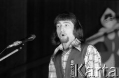 Kwiecień 1976, Inowrocław, Polska.
Jeden z uczestników eliminacji do XII Festiwalu Piosenki Radzieckiej w czasie występu.
Fot. Romuald Broniarek, zbiory Ośrodka KARTA