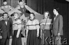 Kwiecień 1976, Inowrocław, Polska.
Występ zespołu wokalnego w czasie eliminacji do XII Festiwalu Piosenki Radzieckiej.
Fot. Romuald Broniarek, zbiory Ośrodka KARTA
