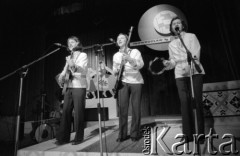 Kwiecień 1976, Inowrocław, Polska.
Występ zespołu muzycznego w czasie eliminacji do XII Festiwalu Piosenki Radzieckiej.
Fot. Romuald Broniarek, zbiory Ośrodka KARTA