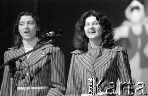 Kwiecień 1976, Inowrocław, Polska.
Występ duetu wokalnego w czasie eliminacji do XII Festiwalu Piosenki Radzieckiej.
Fot. Romuald Broniarek, zbiory Ośrodka KARTA