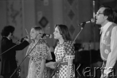 Czerwiec 1976, Zielona Góra, Polska.
Uczestnicy XII Festiwalu Piosenki Radzieckiej w czasie koncertu. 1. z lewej Czesław Majewski - dyrygent orkiestry festiwalowej.
Fot. Romuald Broniarek, zbiory Ośrodka KARTA