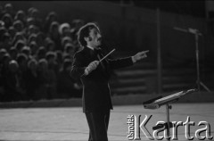 Czerwiec 1976, Zielona Góra, Polska.
Dyrygent Czesław Majewski w czasie koncertu na XII Festiwalu Piosenki Radzieckiej.
Fot. Romuald Broniarek, zbiory Ośrodka KARTA