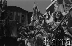 Czerwiec 1976, Zielona Góra, Polska.
Uczestnicy XII Festiwalu Piosenki Radzieckiej na deptaku zielonogórskim.
Fot. Romuald Broniarek, zbiory Ośrodka KARTA